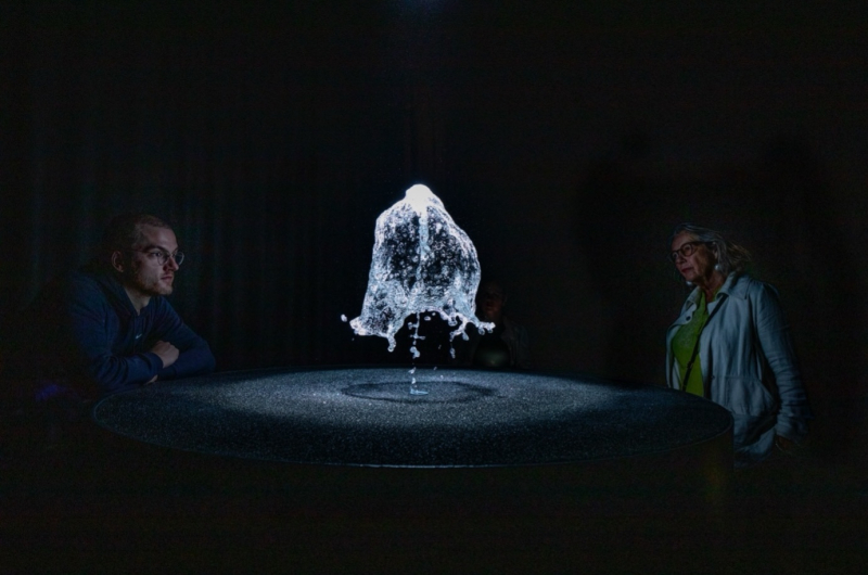 Fig. 1 : Olafur Eliasson, Big Bang Fountain, 2014. Eau, stroboscope, pompe, buse, acier inoxydable, bois, mousse, plastique, unité de contrôle, colorant. Dimensions 1650 x 1600 x 1600 mm. Vue de l’installation : Tate Modern, Londres, 2019. Photo : Anders Sune Berg Collection du Kiran Nadar Museum of Art © 2014 Olafur Eliasson
