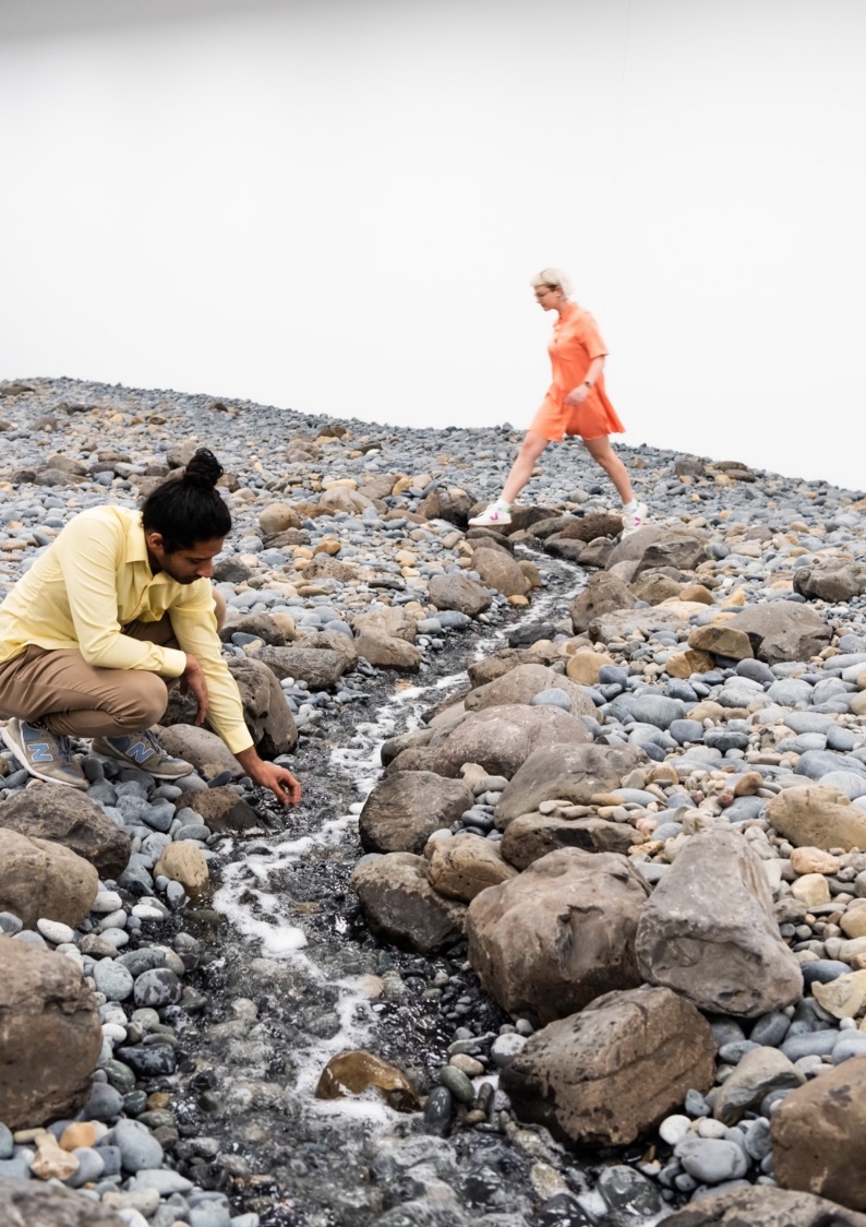 Fig 2 : Olafur Eliasson, Riverbed, 2014. Eau, galets et pierres variés (australiens, vietnamiens, philippins), gravier, sable, bois, acier, film plastique, tuyaux, pompes, unité de refroidissement. Vue de l’installation : QAGOMA, Queensland, Australie, 2019. Photo : Natasha Harth, QAGOMA Collection de la Queensland Art Gallery | Gallery of Modern Art, The Josephine Ulrick and Win Schubert Charitable Trust © 2014 Olafur Eliasson