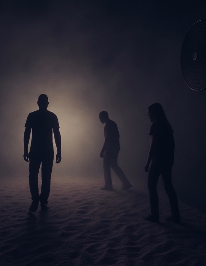 Fig. 3 & 4 : Athina Masoura, ImMERsion, 2018. Sable, brouillard artificiel, système audio 5.1, algues, huîtres, ambiance sonore : Lambros Taklis. Dimensions variables. Photo : modélisation de l’artiste © 2018 Athina Masoura