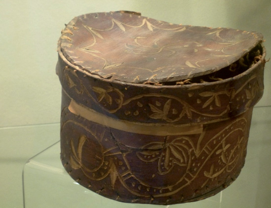 Fig. 1 : boîte mohegan en écorce d’orme, réalisée par Samson Occom et les Indiens convertis de Brothertown, envoyée à Lucy Occom Tantaquidgeon dans les années 1780-90. 