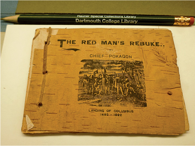Fig. 2 : photo de l’ouvrage de Simon Pokagon, The Red Man’s Rebuke (1893), imprimé sur feuille d’écorce de bouleau. Le crayon sert d’échelle. 