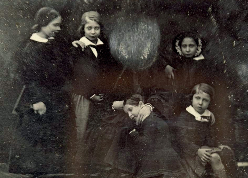 Fig. 1: William Edward Kilburn, La Reine Victoria et ses enfants, 1852 (source: Royal Collection Trust). 